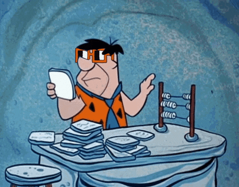 Fred Flintstones, personagem pré-prehistórico de desenho que veste uma roupa de pele de animal, está lendo palavras escrita em pedras e fazendo contas em um ábaco.